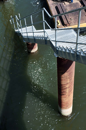 Schiffszugangstreppe auf Auflagerpfählen